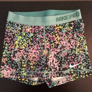 Women Nike Pro workout shorts - Size M